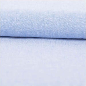 Puede incluir: Primer plano de una tela azul claro con una textura sutil. La tela está doblada por la mitad, mostrando la superficie lisa en un lado y la superficie texturizada en el otro.