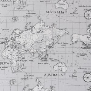 Op de afbeelding: Een zwart-witte wereldkaart in vintage stijl. De kaart toont de continenten Noord-Amerika, Zuid-Amerika, Europa, Azië, Afrika, Australië en Antarctica. De kaart toont ook de oceanen, zeeën en grote rivieren.