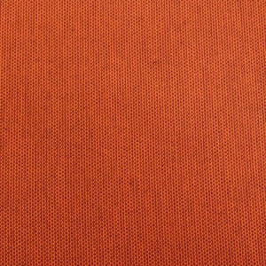 Peut inclure: Gros plan sur un tissu orange texturé. Le tissage est visible, créant un motif de lignes verticales. La couleur est une nuance d'orange chaude et vibrante, avec de légères variations de ton sur la surface.