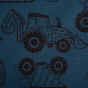 Op de afbeelding: Donkerblauwgroene stof met een herhaald patroon van bruine bouwmachines, waaronder tractoren en dumper trucks. De voertuigen zijn in een distressed stijl getekend. Geschikt voor kinderartikelen.