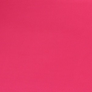 Könnte beinhalten: Ein einfarbiger, leuchtend rosa Hintergrund.