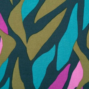 Può includere: Primo piano di un tessuto con un design astratto. Il motivo presenta forme in verde acqua scuro, verde oliva, turchese e magenta. Le forme sono irregolari e creano una sensazione fluida e organica. Il tessuto ha un aspetto strutturato.