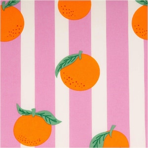 Puede incluir: Un patrón repetido de naranjas de color naranja brillante con hojas verdes sobre un fondo de rayas rosas y blancas. Las naranjas tienen pequeños puntos naranjas. El diseño es un patrón alegre y veraniego con temática de frutas.
