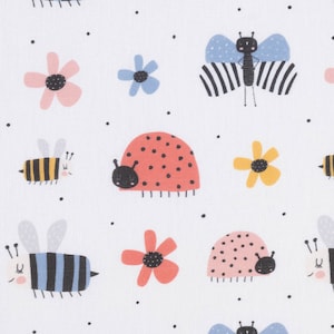 Può includere: Tessuto bianco con un motivo ripetuto di fiori rosa, gialli e blu, coccinelle rosse e rosa, farfalle a strisce bianche e nere e api gialle e nere.