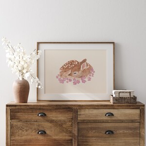 Decorazione da parete estiva, stampa di un cerbiatto, disegno di un cerbiatto, decorazione per la cameretta dei bambini, dipinto di un cucciolo di animale, illustrazione di Bambi, decorazione da parete di un animale addormentato