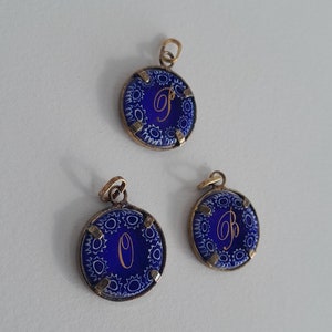 Colgante de cristal con letra inicial de nombre vintage, collar con monograma, colgante original de Murano azul y dorado con marco de plata