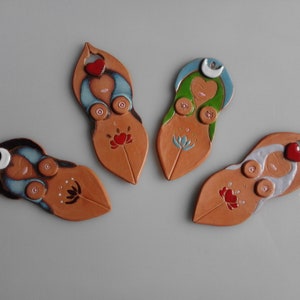 Göttinnenminiatur, Mondgöttin, Heilige Frau, Mutter Erde, Herzgöttin, Göttin mit Blume