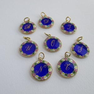 Pendentif en verre avec lettre initiale du nom vintage, collier monogramme, pendentif original encadré en argent murrine murano bleu et or