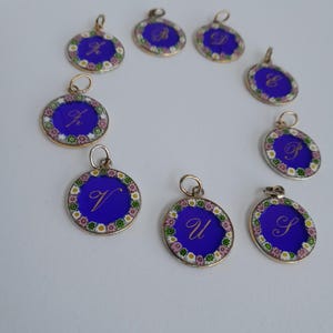 Colgante de cristal con letra inicial de nombre vintage, collar con monograma, colgante original de Murano azul y dorado con marco de plata