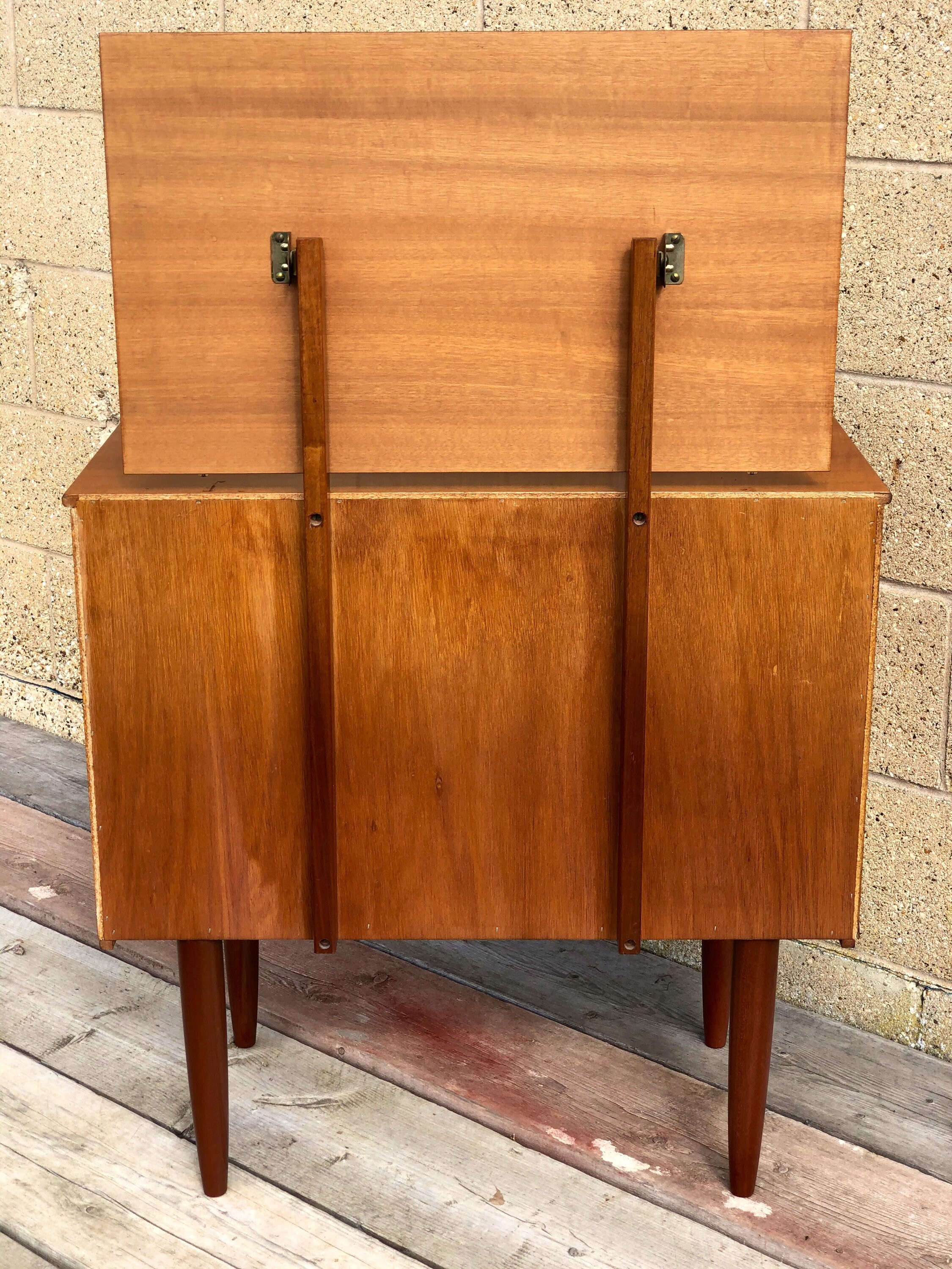 Compact Vintage Schreiber Chest of Three Drawers with Vanity Mirror