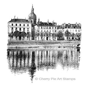 Op de afbeelding: Zwart-witte illustratie van een gebouw met een hoge toren die wordt weerspiegeld in een waterlichaam. Het gebouw heeft een reeks ramen en een puntdak. De reflectie is gedetailleerd en toont de structuur van het gebouw.