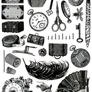 Puede incluir: Una ilustración vintage en blanco y negro con varios objetos, incluyendo una pluma, un abanico, un reloj, una llave, una brújula, una aguja de coser, un dedal, un cofre, una maleta, un reloj, una pluma, un par de tijeras, una mariposa y una flor.