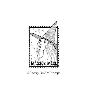 Op de afbeelding: Zwart-witte illustratie van een heks met een punthoed met sterren eromheen. De tekst "Magick Mail" staat op een stempelvormig frame.