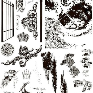 Könnte beinhalten: Ein Schwarzweißbild eines Sets mit 10 Gummistempeln mit verschiedenen Designs, darunter ein Tor, eine Krone, eine Teekanne, eine Teetasse, ein Blumenmuster, ein Baum, ein Einhorn, ein Stern und eine Gruppe von Menschen. Die Stempel sind mit dem Text "#50", "Fortune", "Glaube an Magie", "Inka Stamps", "Wünsche dir einen Stern" und "Wenn ich nur Flügel hätte" beschriftet.