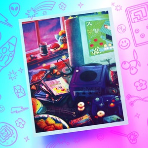 以下が含まれることがあります： 紫色の任天堂ゲームキューブ本体とコントローラー、ゲームカートリッジ。本体は、コンピューターモニター、ゲームカートリッジケース、ぬいぐるみなど、他のゲームアクセサリーと一緒にテーブルの上に置かれています。