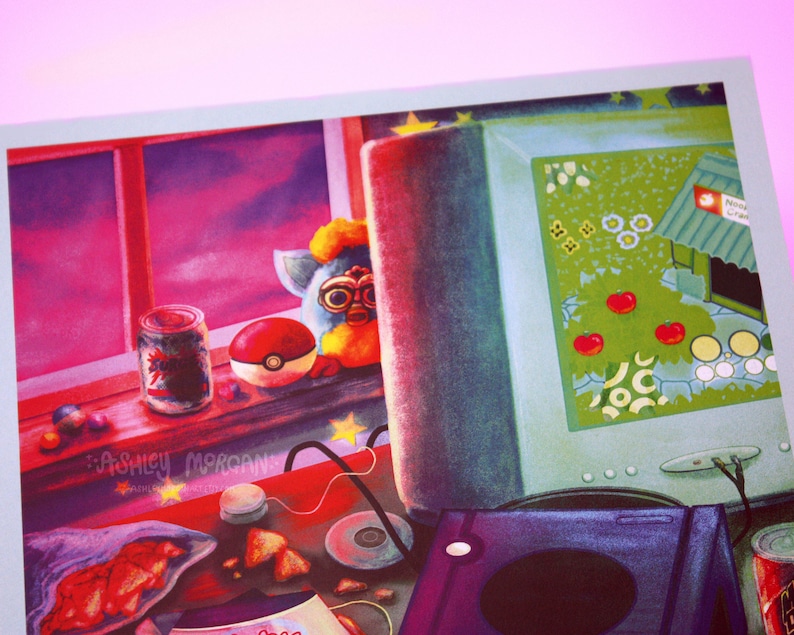 以下が含まれることがあります： レトロなゲームルームのデジタルペイント。コンピュータモニタにはビデオゲームが表示され、ふわふわの玩具、ソーダの缶、ポケボール、ゲーム機が置かれています。