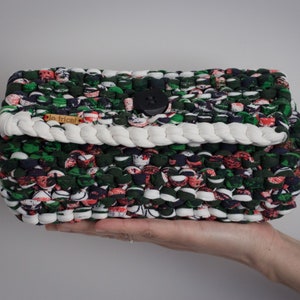 Bolso/Cartera/Clutch tejido a mano a dos agujas con trapillo con textura muy agradable al tacto.