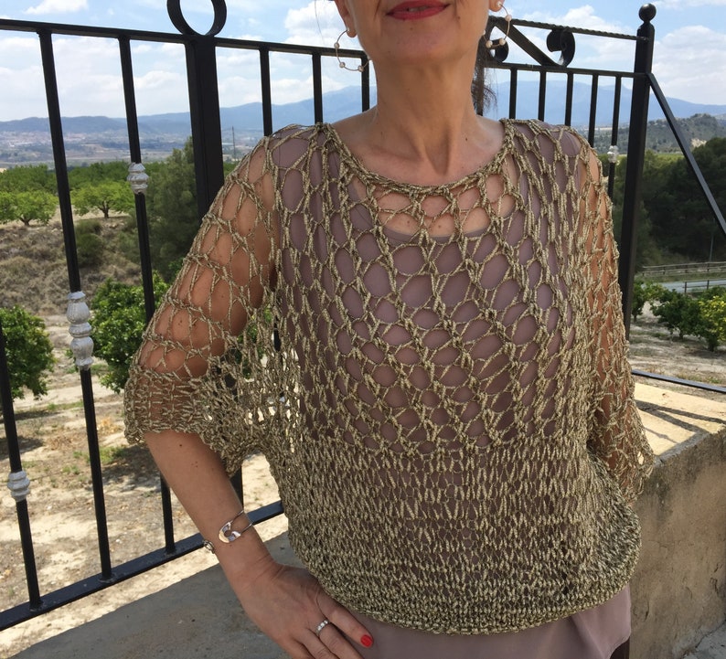 Hand-woven two-handed jumper with golden fantasy tape with an original draft.