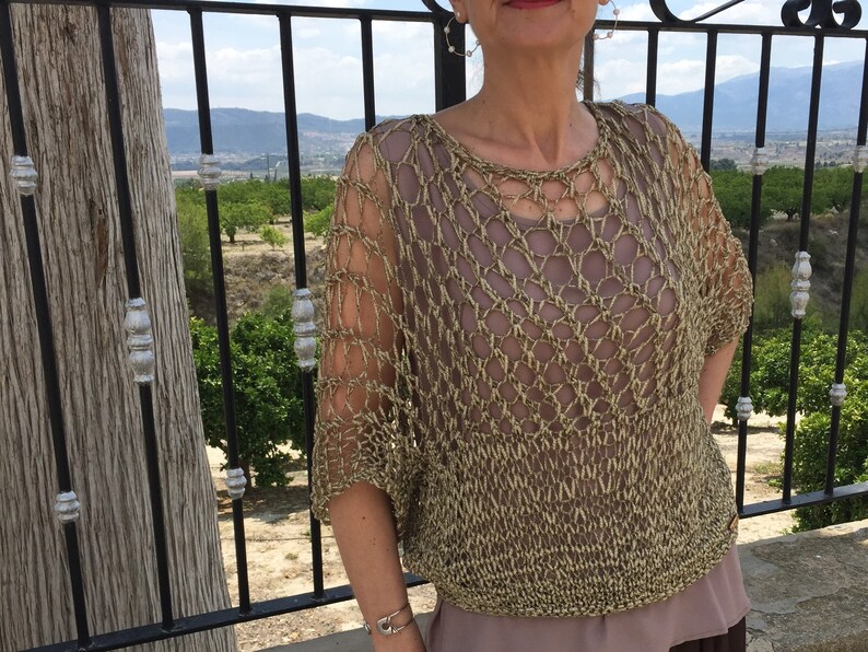 Hand-woven two-handed jumper with golden fantasy tape with an original draft.