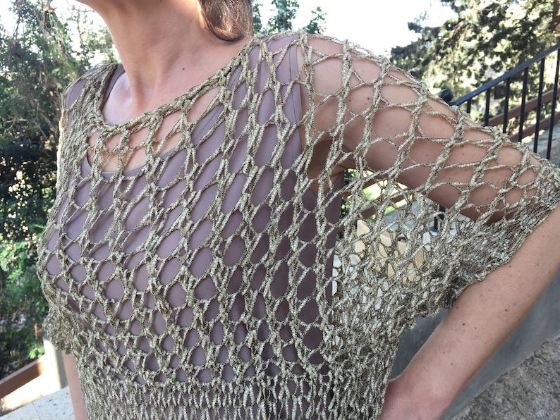 Hand-woven two-handed jumper with golden fantasy tape with an original draft.
