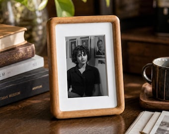 Marco de fotos rústico de madera de nogal: Exhibidor de fotos retro de madera maciza