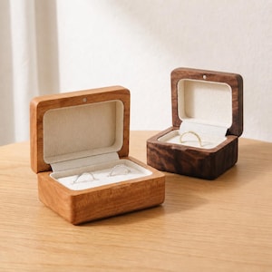 Luxe ringdoos van massief hout op maat - Gepersonaliseerd huwelijks-, verlovings- of jubileumcadeau - Ringorganizer van walnoot- en kersenhout met gravure