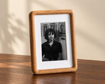 Marco de fotos rústico de madera de nogal: Exhibidor de fotos retro de madera maciza
