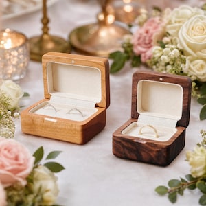 Hochwertige, individuell gestaltbare Ringbox aus Massivholz – Personalisiertes Geschenk zur Hochzeit, Verlobung oder zum Jahrestag – Ringorganizer aus Walnuss- und Kirschholz mit Gravur
