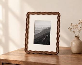 Marco ondulado – Marco de fotos orgánico con forma ondulada, marco de madera maciza de nogal o teca, decoración rústica y curvilínea para el hogar.