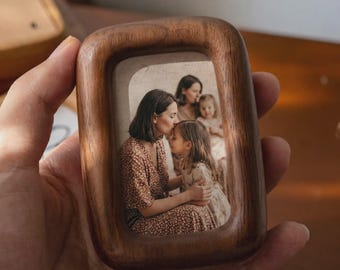 Marco Pebble – Marco de fotos redondeado de madera maciza, marco de fotos de nogal o teca con paspartú, decoración moderna y orgánica para el hogar