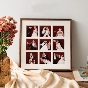 Può includere: Un collage incorniciato con nove immagini quadrate di foto di matrimonio. Le immagini mostrano coppie in abiti da sposa, con lo sfondo di ogni quadrato rosso intenso. La cornice è in legno scuro.