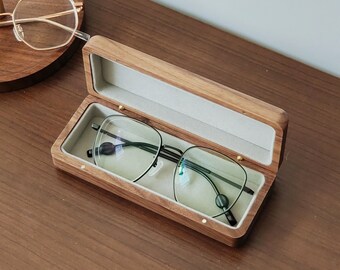 Holz Brillenetui Walnuss - Personalisierbarer Brillenhalter Mit Samtinnenfutter