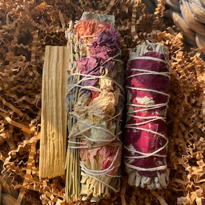 SMUDGE KIT, SAGE Kit, Palo Santo, Hausreinigungskit, Meditationskit, Geschenk zum Nachdenken, weißer Salbei & Rosenblätter Palo Santo Smudge Kit