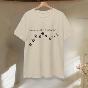 Const Cat In Charge genderneutraal T-shirt grappig JavaScript Cat Lover Programmer-T-shirt