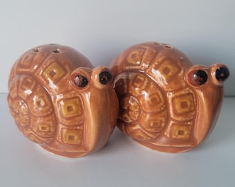 Vintage Snail Salt and Pepper Shakers | Mid-Century Kitsch Ceramic Snails | Made in Japan Giftcraft Toronto, anthropomorphic googly eyes