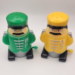 Vintage Tomy Wind Up Walking Salt and Pepper Shakers, Retro 1980s Plastic Marching Band Toy Shaker Set, Kitsch Novelty Kitchen Collectible