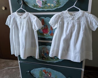 Paar Vintage 1940er Jahre Babykleider mit Slips, handgefertigt importiert für die Taufe von Zwillingsmädchen