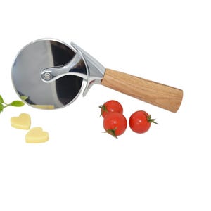 Holz Pizzaschneider massiv aus Eiche Handarbeit Unikat Geschenkidee Küchenaccessoires Pizzarad Pizzaroller