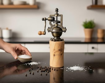Holz Gewürzmühle Mühle Zirbe Pfeffermühle Salzmühle pepper Spice mill handmade Made in Austria Geschenk Geschenk-Idee antik Keramik Mahlwerk