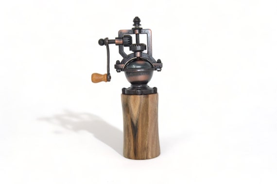 Holz Gewürzmühle Mühle Walnuss Pfeffermühle Salzmühle pepper Spice mill handmade Made in Austria Geschenk Geschenkidee Keramik-Mahlwerk