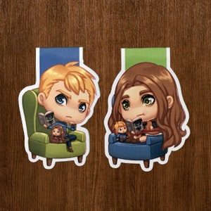 Puede incluir: Dos marcapáginas ilustrados con personajes de dibujos animados leyendo libros en sillones. Un marcapáginas tiene una combinación de colores azul y verde, el otro tiene una combinación de colores verde y azul. Los personajes leen libros.