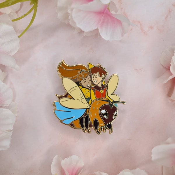 Broche en émail Thumbelina Bumblebee Ride