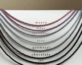 Collar con cuentas, gargantilla delicada de cuentas pequeñas, collar de capas en negro, gris y morado.