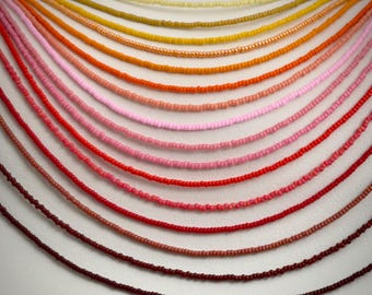 Gargantilla minimalista de cuentas pequeñas, collar de cuentas, gargantilla playera de color coral, rojo y rosa.