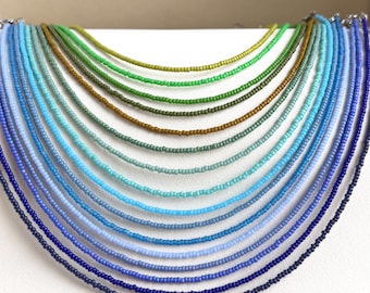 Gargantilla de cuentas de verano para la playa, joyería minimalista de cuentas pequeñas, collar de color azul turquesa liso