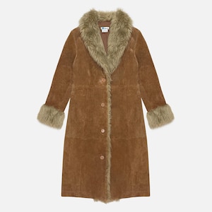 Può includere: Un lungo cappotto in camoscio marrone con colletto e polsini in ecopelliccia. Il cappotto ha una chiusura con bottoni sul davanti e una vestibilità sartoriale. Le finiture in ecopelliccia sono di colore marrone chiaro. Questo cappotto di ispirazione vintage è un'elegante opzione.