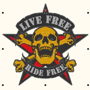 Puede incluir: Una estrella negra y roja con una calavera dorada y huesos cruzados en el centro. La calavera sonríe y tiene una boca negra. La estrella tiene una pancarta alrededor que dice "Live Free Ride Free".
