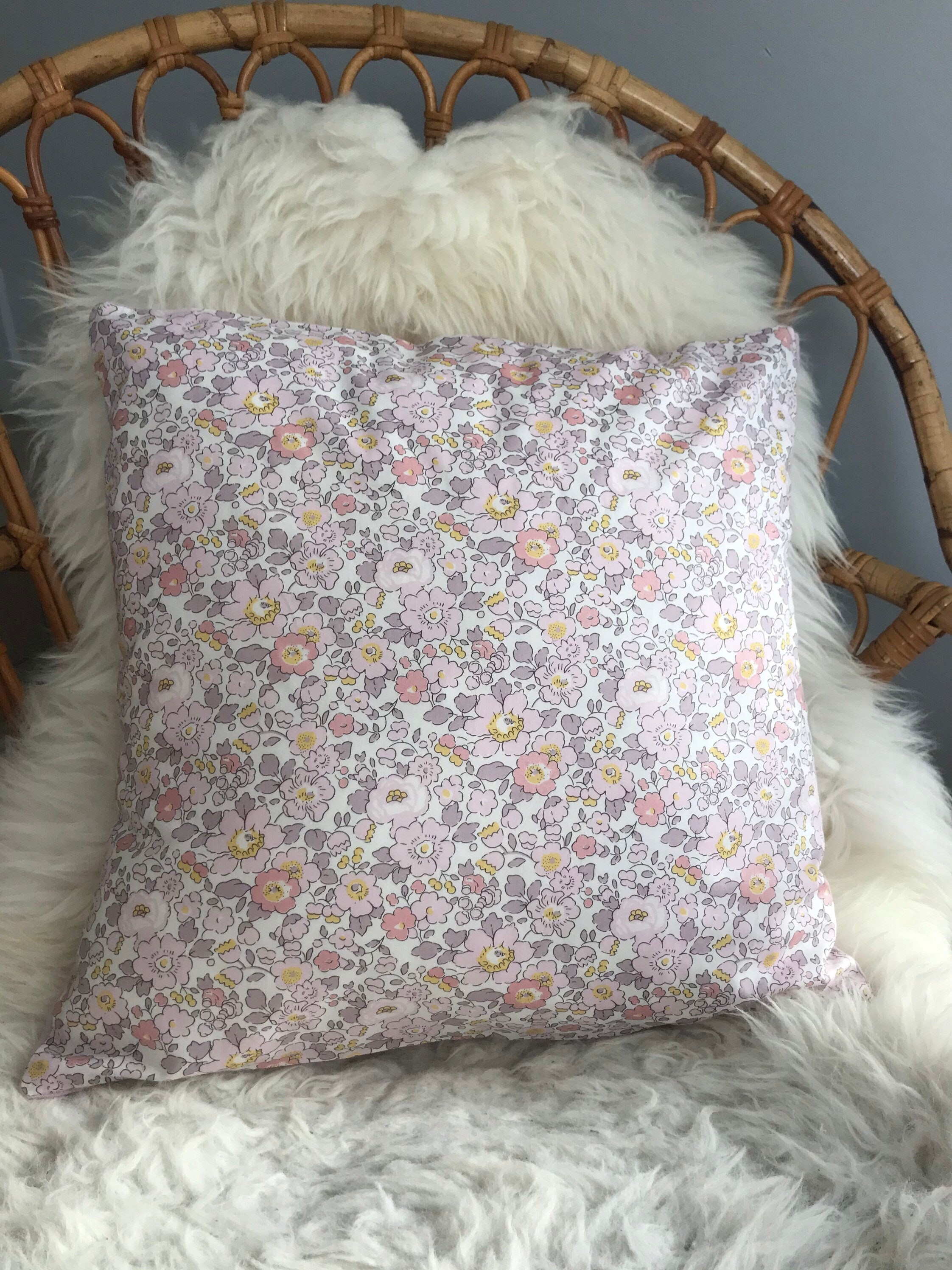 Housse de Coussin en Liberty Betsy Zozo Mooi et Double Gaze Lilas