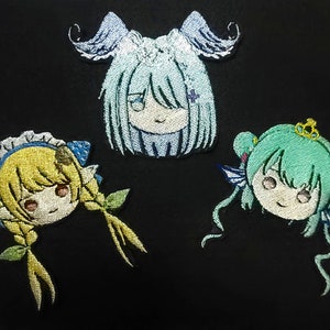 以下が含まれることがあります： 異なる色の髪と服を着たアニメ風のキャラクターが描かれた、刺繍されたアイロン接着パッチ3つ。キャラクターは青い髪の女の子、黄色の髪の女の子、緑色の髪の女の子です。