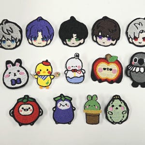 Puede incluir: Una colección de parches bordados con varios personajes de dibujos animados y alimentos. Los parches incluyen caras de estilo anime con diferentes colores de cabello, un conejo, un pollito, una manzana, un pingüino, un tomate, una berenjena, un cactus y un aguacate.
